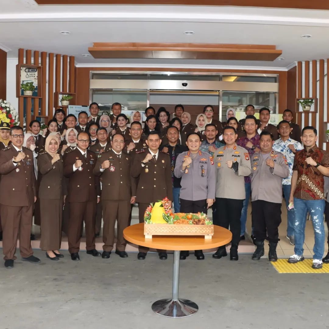 Polres Metro Jakarta Barat Menggeruduk Kantor Kejaksaan Negeri (Kejari) Jakarta Barat.