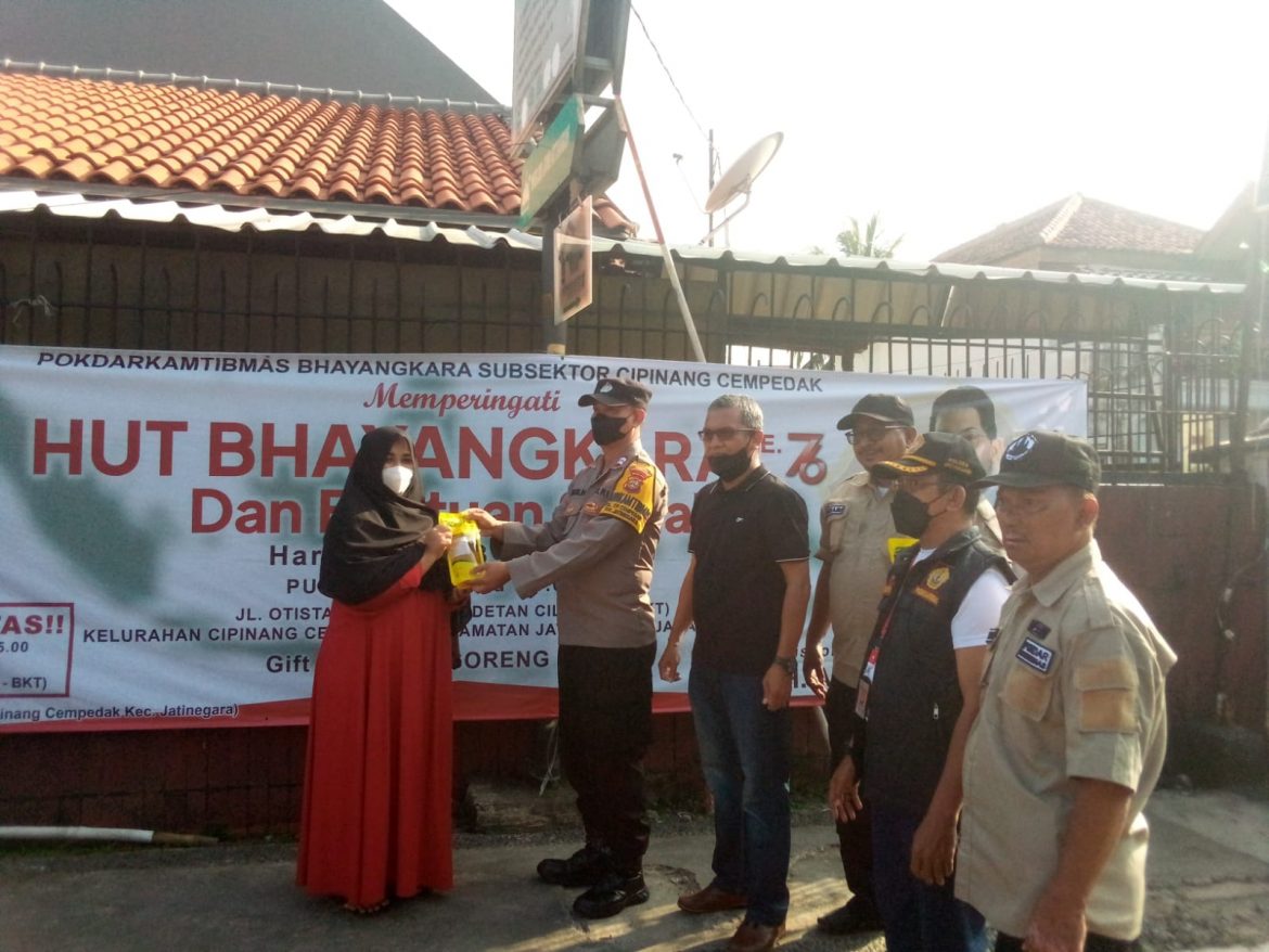 Dalam Rangka Menyambut HUT RI Gerakan Pemuda Jakarta Bersama Pokdarkamtibmas Memberikan Bantuan Minyak Goreng
