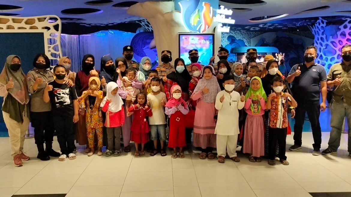 Memperingati Hari Anak Nasional, Polsek Tambora Mengajak 20 Orang Anak Yatim ke Aquarius Safari