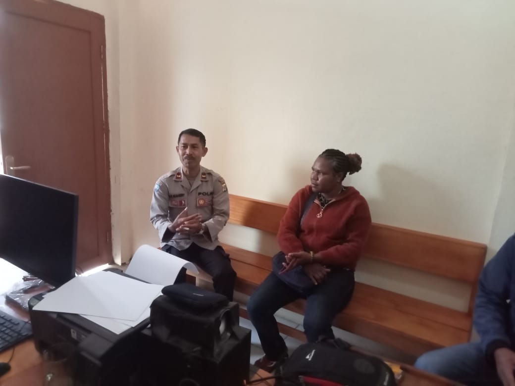 Gelar program Koteka, Satgas Binmas Noken temui Tokoh Pemuda An. Rosalina Butu di Poros Nabire – Enarotali KM 200