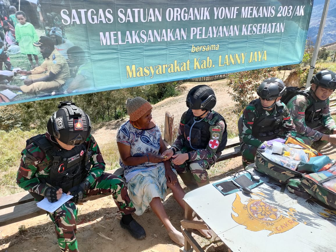 Satgas Yonif Mekanis 203/AK Berikan Pelayanan Kesehatan di Pegunungan Tengah