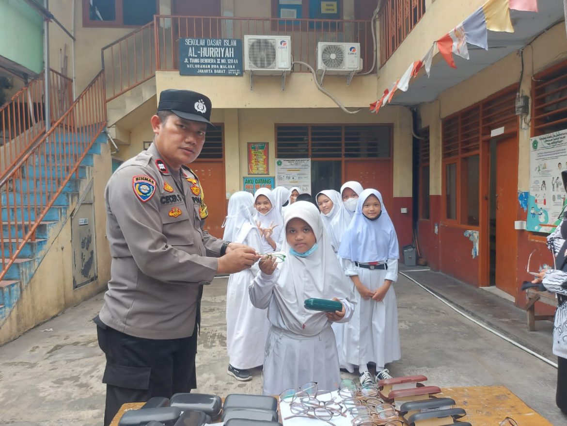 Jajaran Polsek Tambora Jakarta Barat Memberikan Kacamata Baca Gratis Kepada Guru Dan Siswa di SDI Hurriyah Tambora Jakarta Barat
