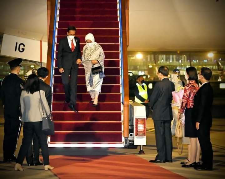 •Presiden Jokowi dan Ibu Iriana Tiba di Beijing•