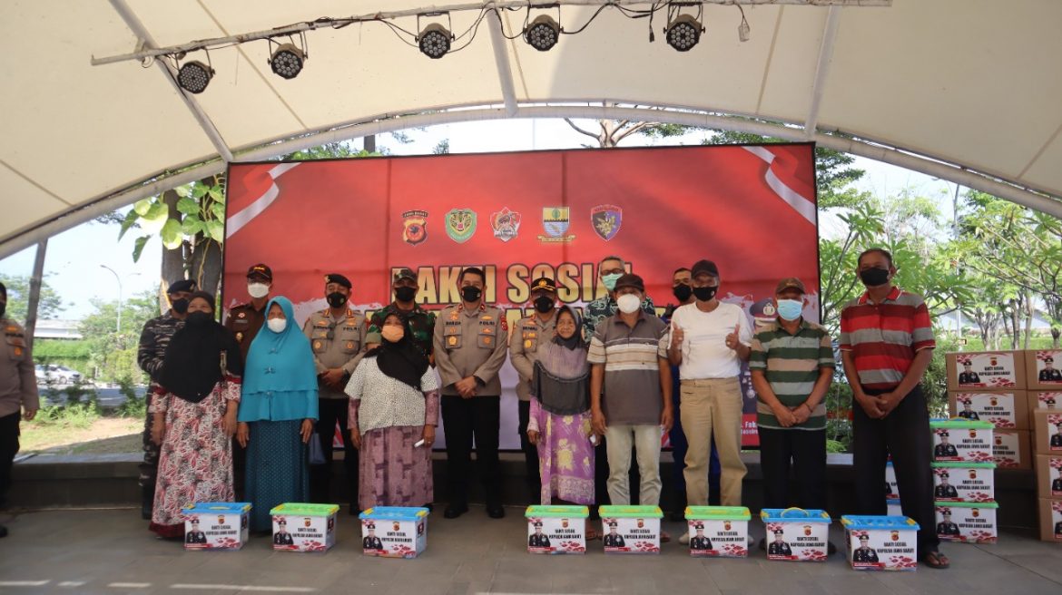 Wakapolda Jabar Bhakti Sosial Bagikan Paket Sembako Kepada Lansia Dan Masyarakat