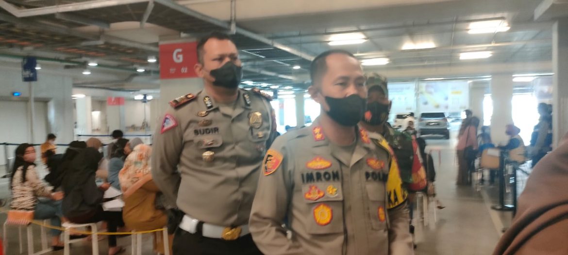 Warga Antusias Ikuti Vaksinasi Booster, Digelar Dinkes KBB Kota Cimahi Dan Polisi