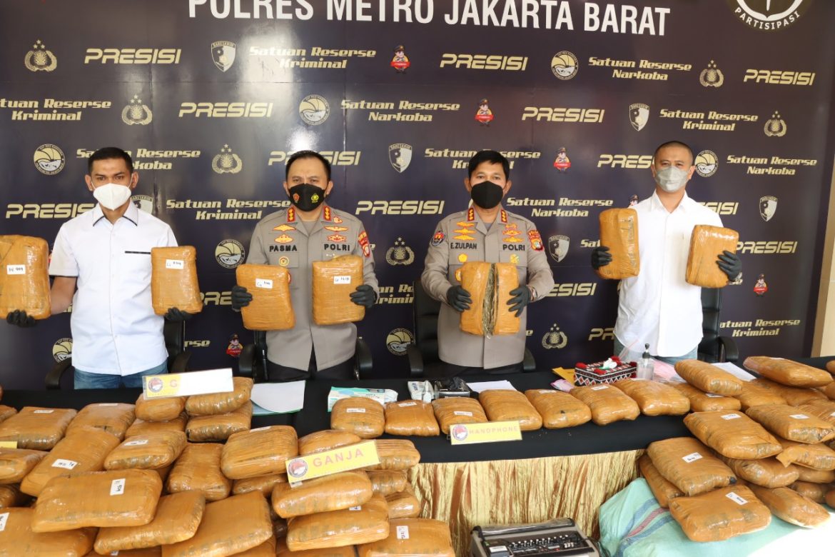 Sat Res Narkoba Polres Metro Jakarta Barat berhasil Mengamankan 2 Orang kurir Narkoba dan Ratusan kilogram  Jenis Ganja kering Siap Edar