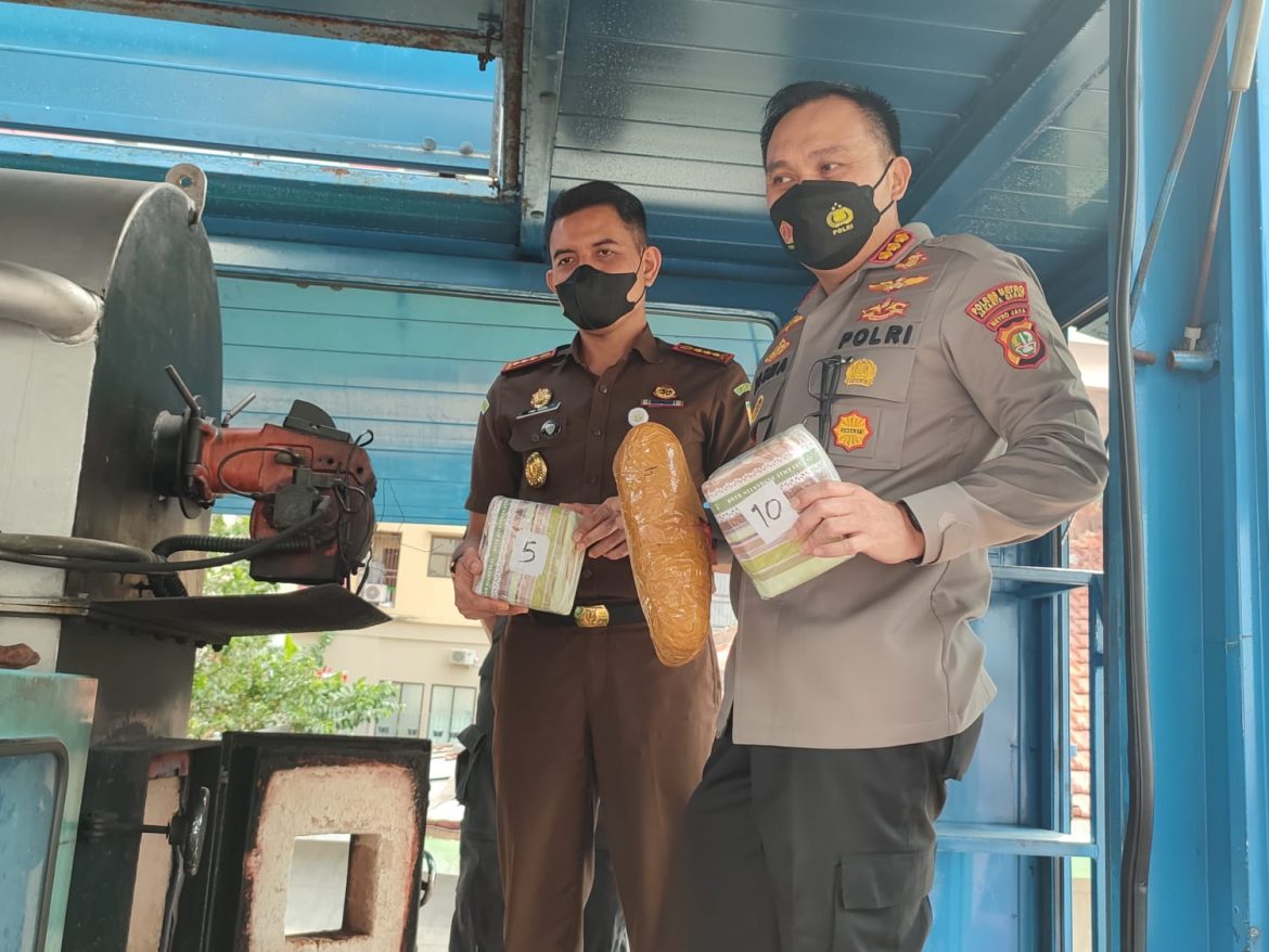 Polres Metro Jakarta Barat Melakukan Pemusnahan Barang Sitaan Narkotika Kurun Waktu 3 Bulan Terakhir
