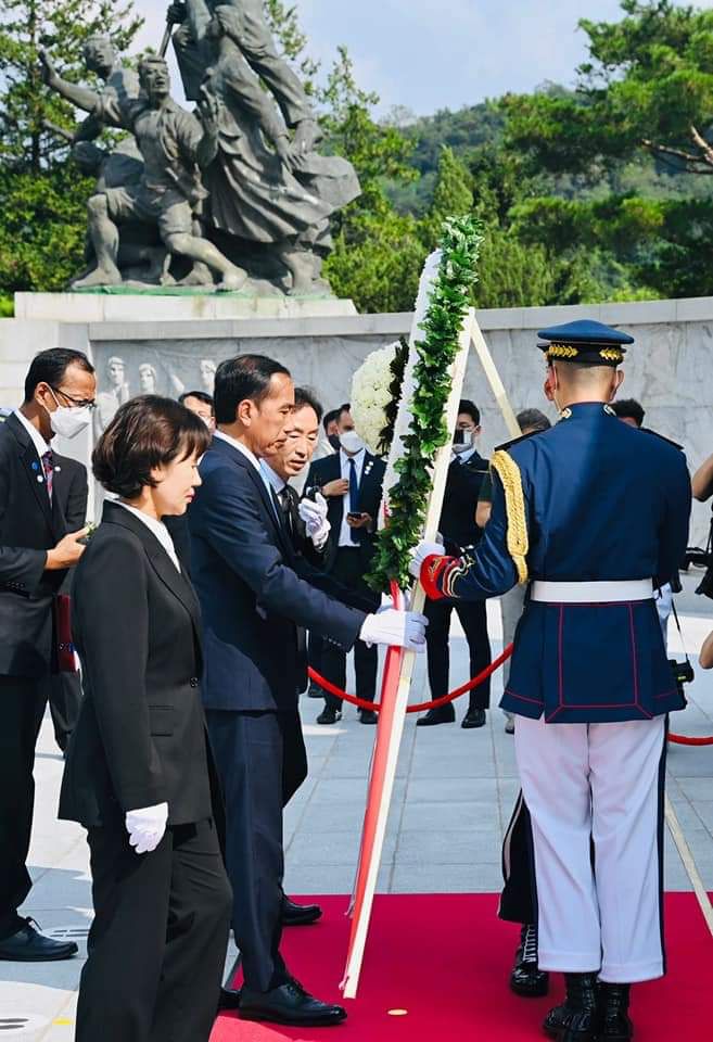 Presiden Jokowi Kunjungi Taman Makam Nasional di Seoul