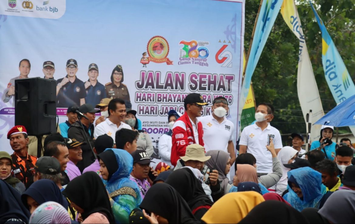 Meski Hujan Turun Deras, Ribuan Masyarakat Antusias Ikuti Jalan Sehat di Eks Kewadanaan Ciamis