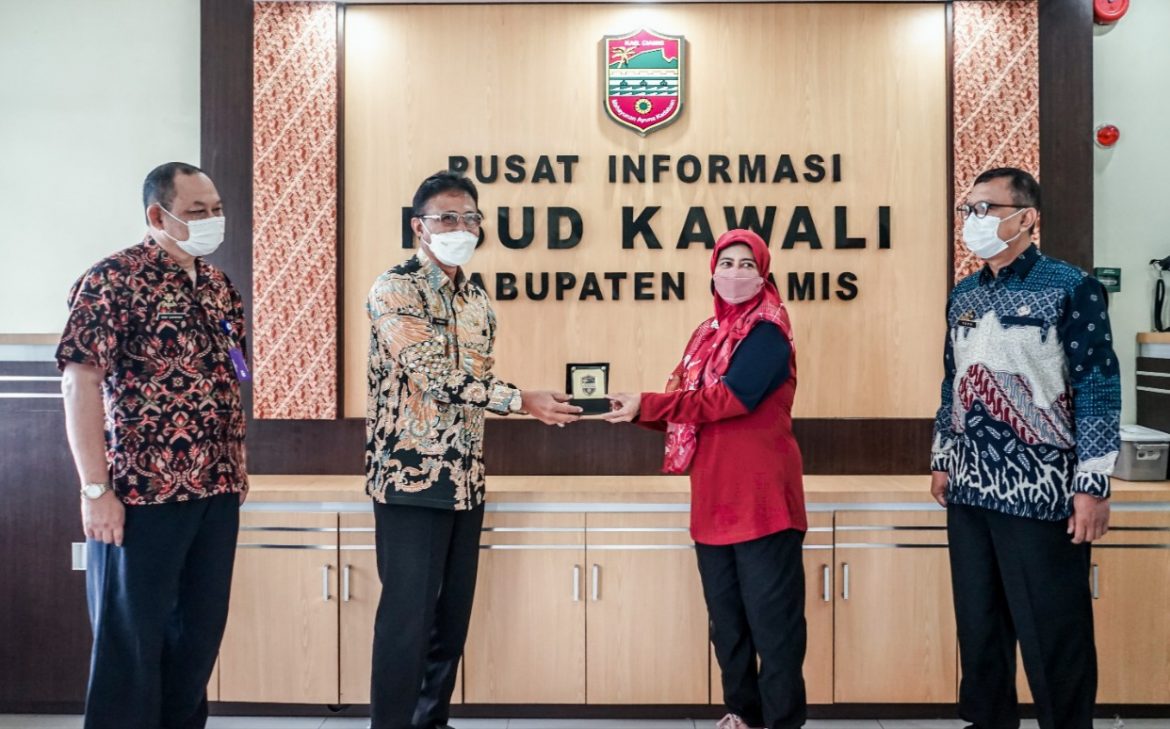 Bupati Ciamis Tinjau Pelaksanaan Operasi Katarak bertempat di RSUD Kawali