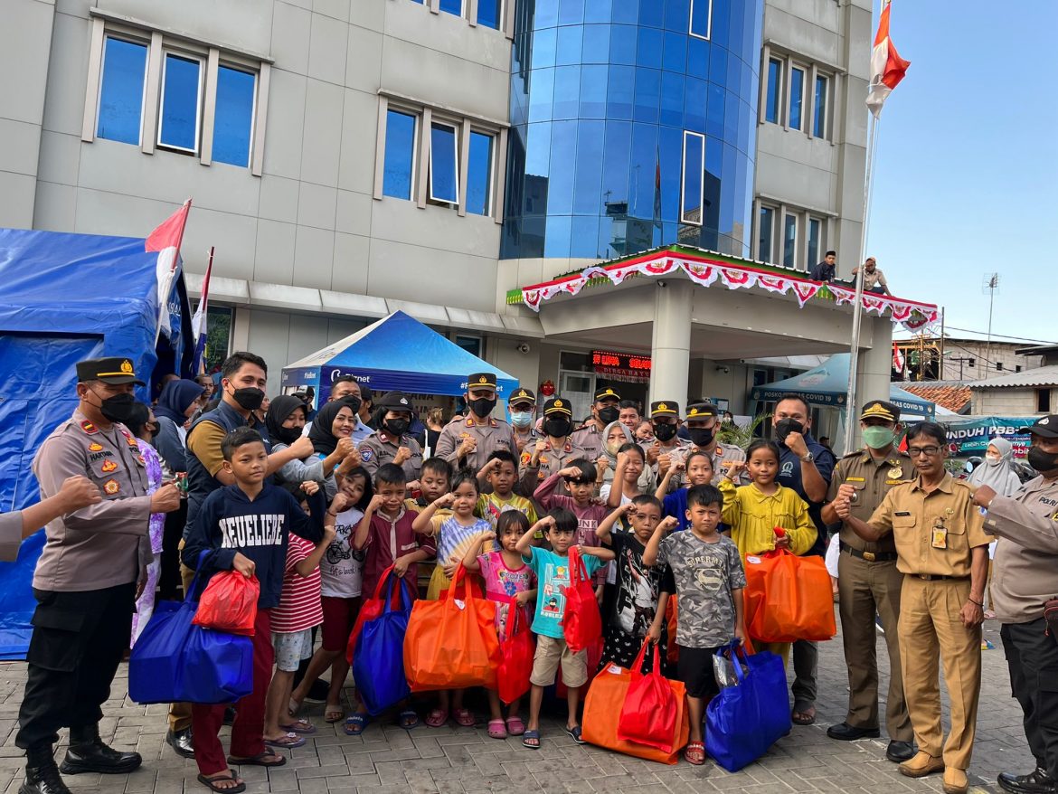 Kapolres Metro Jakarta Barat Kombes Pol Pasma Royce Memberikan Bantuan Kepada 23 Anak Sekolah Korban Kebakaran