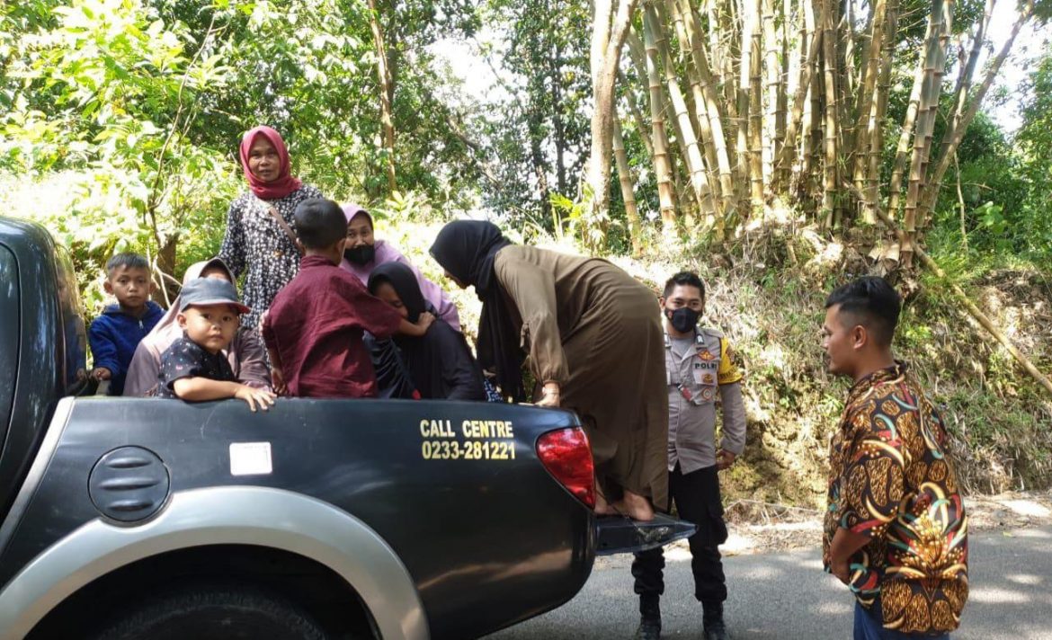 Salut! Anggota Polisi Angkut Warga Yang Kendaraanya Mogok