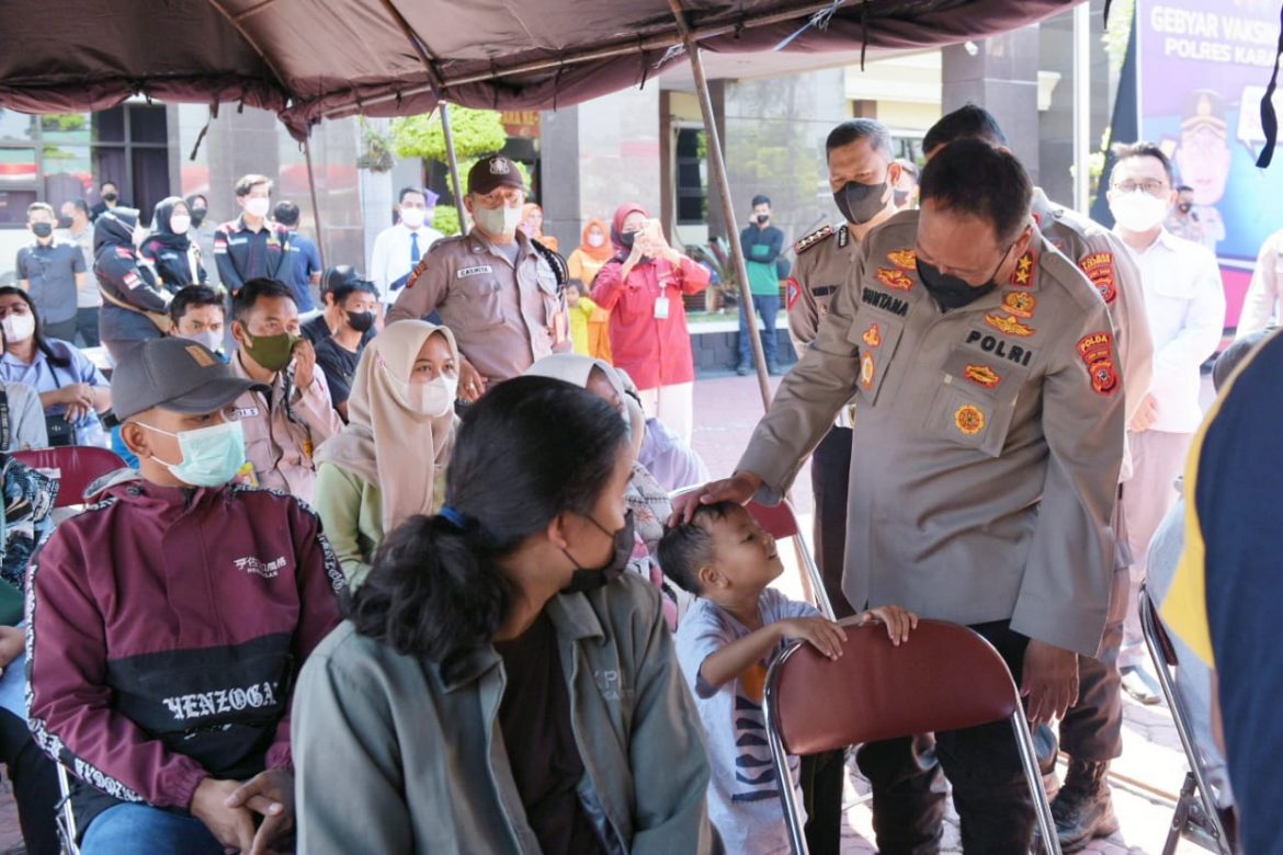 Kapolda Jabar Tinjau Gebyar Vaksin Di Karawang, Pastikan Berjalan Lancar
