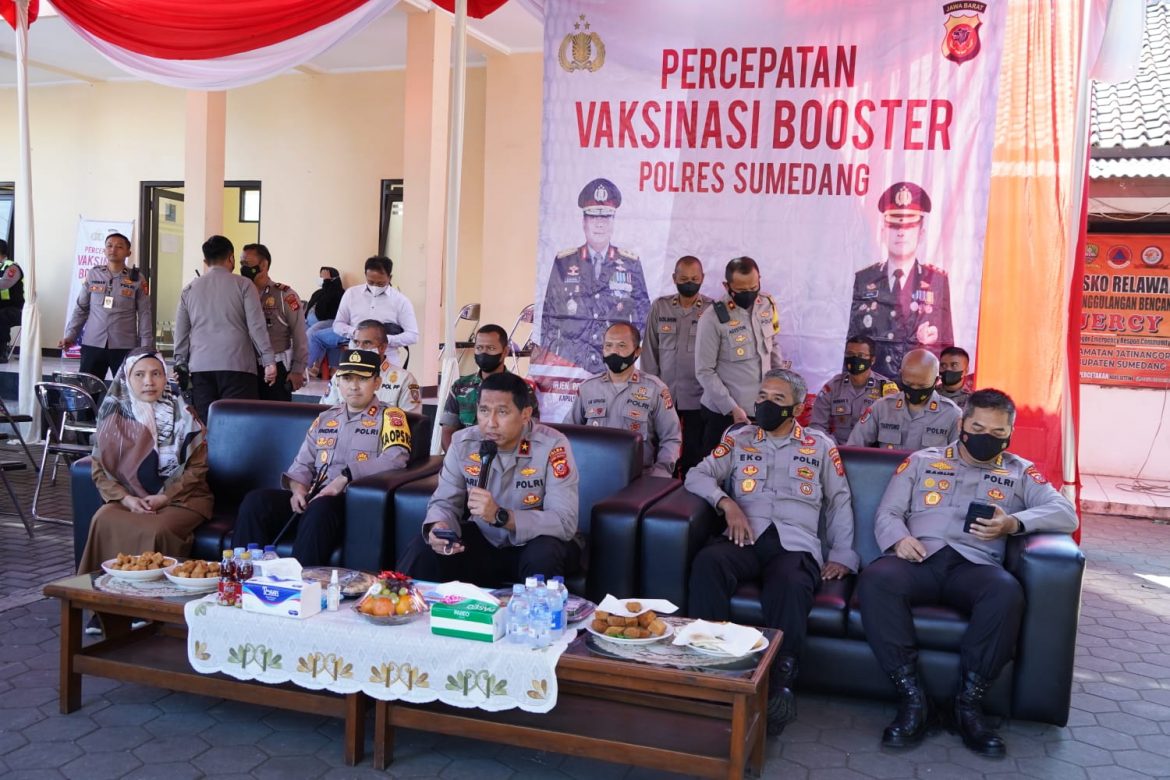 Waka Polda Jabar Tinjau Vaksinasi Serentak Di Jajaran Polda Jabar Melalui Zoom Meeting Di Wilayah Hukum Polres Sumedang