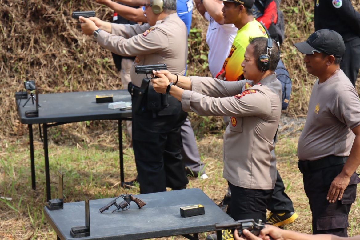 Polres Ciamis : Tingkatkan Kemampuan Para Anggota Dalam Menembak, Digelar Pelatihan Berbagai Jenis Senjata Api