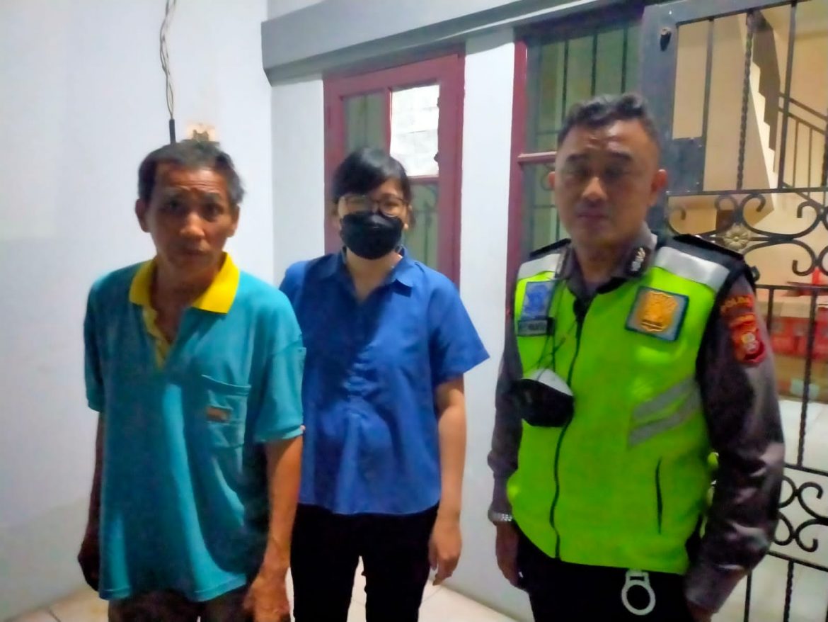 Personel Satlantas Jakarta Barat Mengantarkan Seorang laki-laki lanjut Usia (lansia) Yang Tersesat Tidak Tau Arah Jalan Pulang