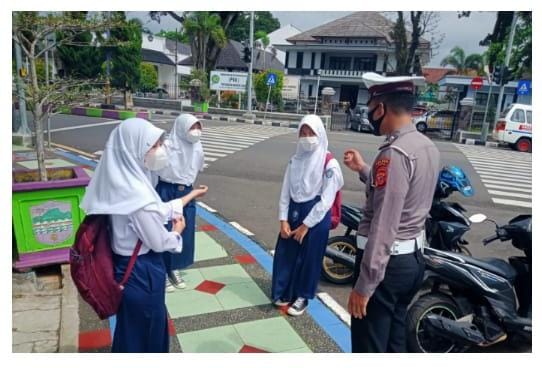 Satlantas Polres Ciamis : Kepada Penggunaan Jalan Anggota Berikan Edukasi Pentingnya Pemahaman Tertib Dalam Berlalu Lintas