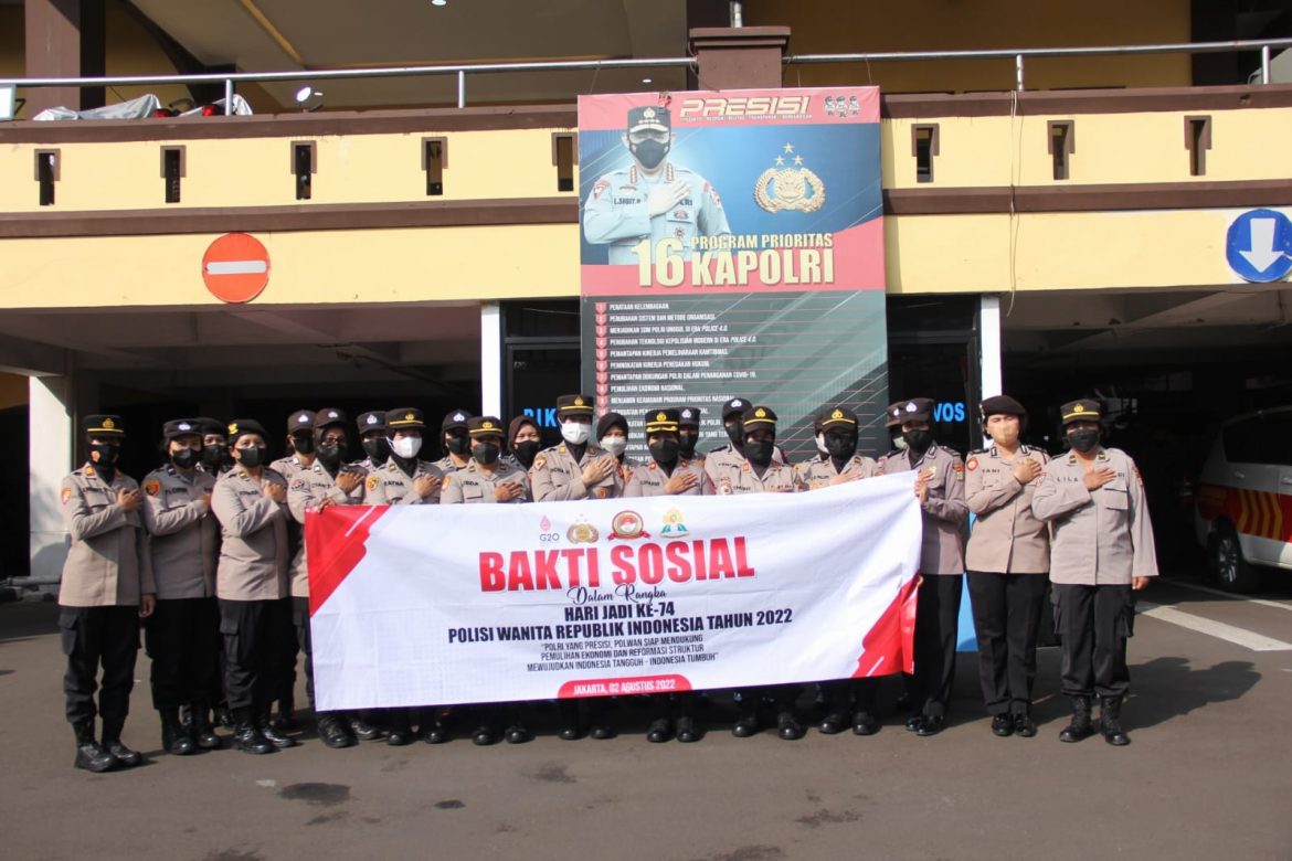Memperingati Hari Jadi Polwan ke-74, Polwan Polres Metro Jakarta Timur laksanakan kegiatan Bakti Sosial