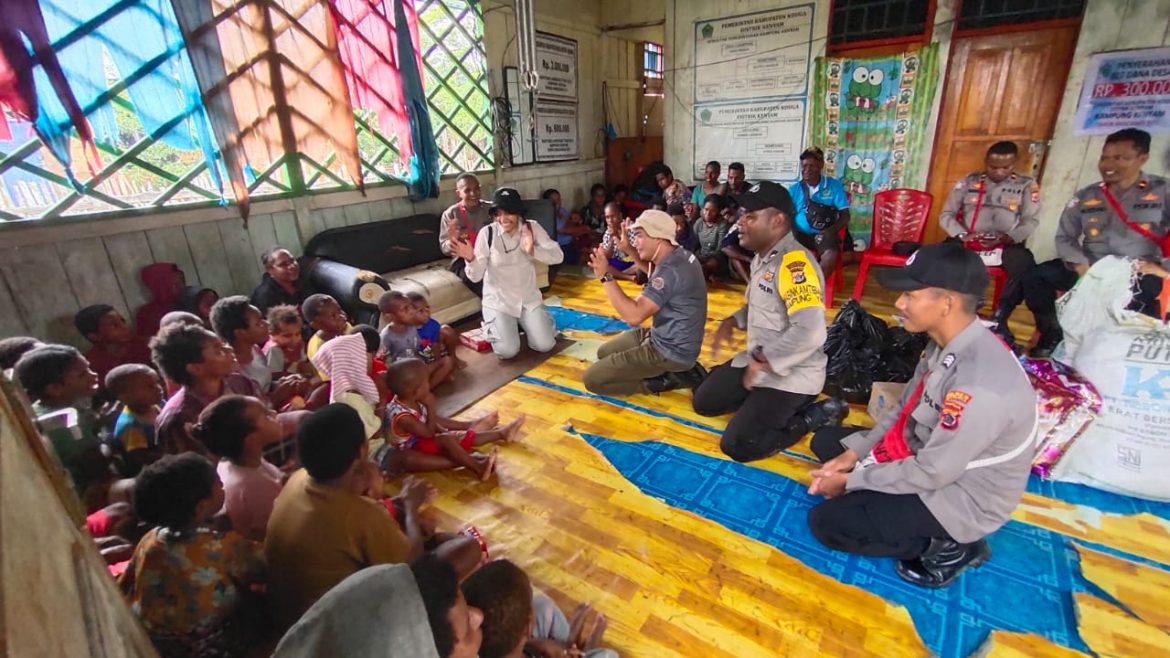 Gelar Pengobatan Gratis Sekaligus Ajarkan Dunia Pendidikan Kepada Warga Masyarakat Kenyam