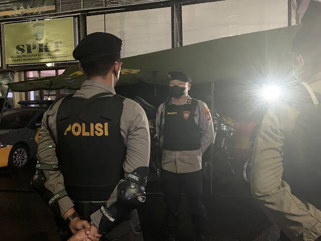 Tim Patroli Perintis Presisi Polres Metro Jakarta Barat Membantu Seorang Pria Yang Mengalami laka lantas di Jalan Latumenten Jembatan Besi Tambora