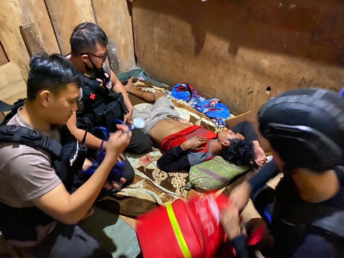 Satgas Binmas Noken Operasi Damai Cartenz-2022 evakuasi warga masyarakat yang sedang sakit ke kantor polisi