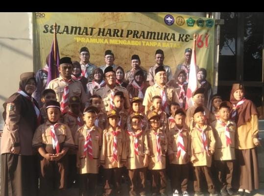 Memperingati Hari Jadi Pramuka ke 61 Madrasah Al IFADAH dari Kelas 1 sampai kelas 6 Melaksanakan Upacara