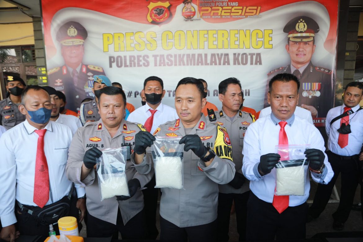Satnarkoba Polres Kota Tasik Tangkap Pengedar Jenis Sabu 1,2 Kilogram, Ganja dan Sediaan Farmasi.