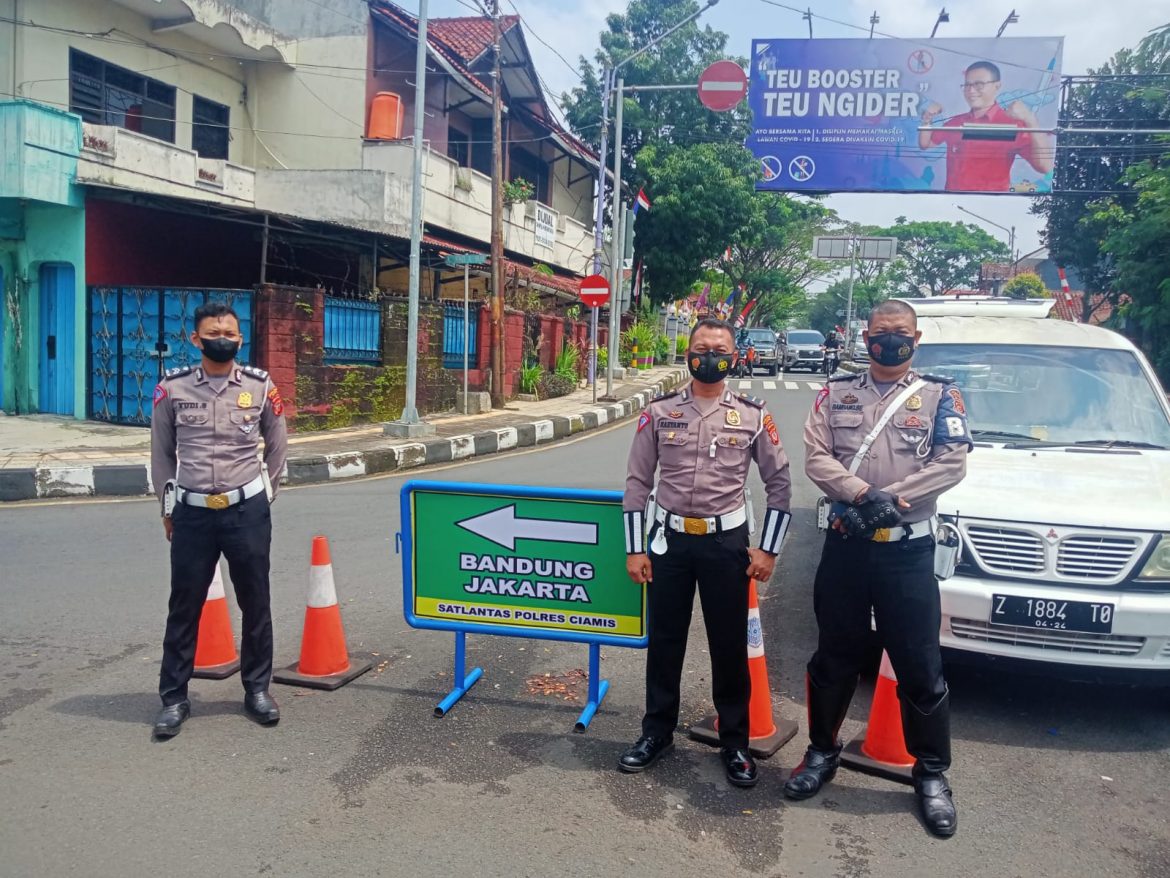 Bentuk Peduli Polri Kepada Pengguna Jalan : Satlantas Polres Ciamis Lakukan Peremajaan Pada Rambu Petunjuk Jalan