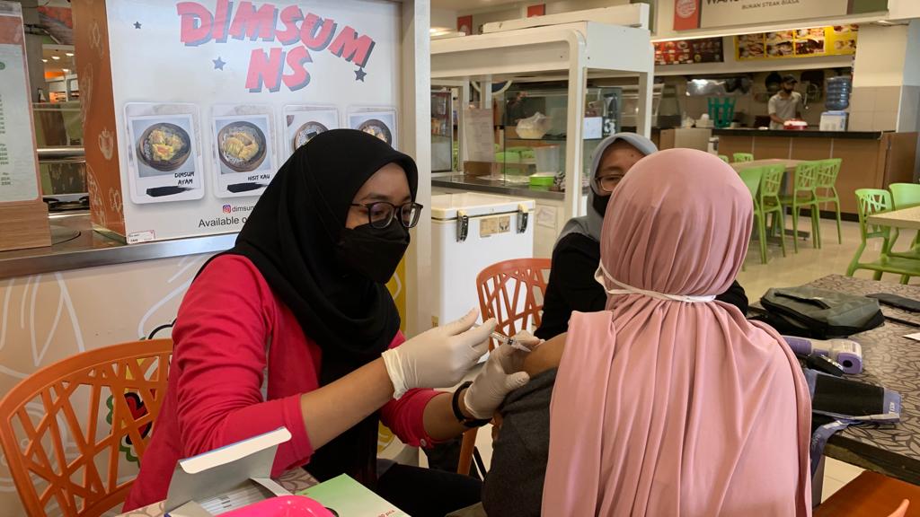 Bentuk Pelayanan Polri Kepada Masyarakat : Tim Dokes Polres Ciamis Kembali Gelar Vaksinasi Dipusat Pembelanjaan