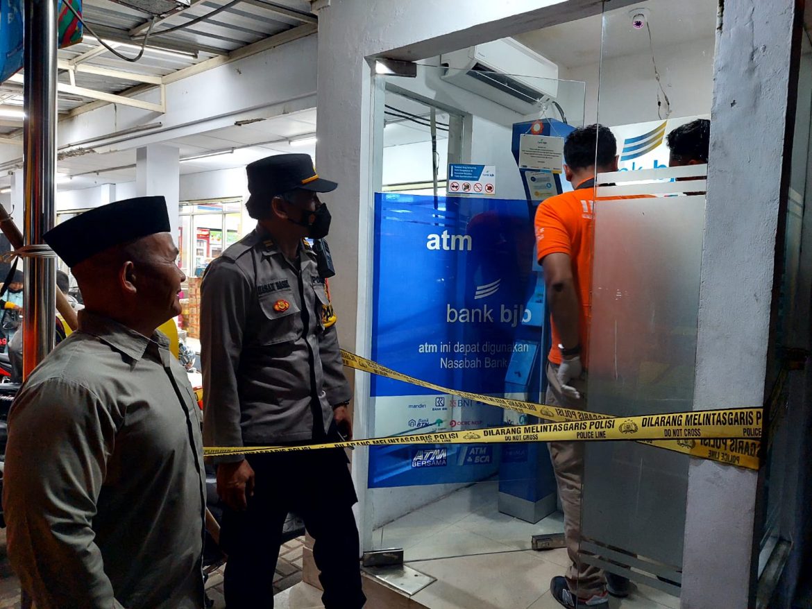 Polsek Cineam Polres Tasikmalaya Kota : Tim Inafis Satreskrim Cek TKP Percobaan Pencurian Dengan Merusak ATM BJB.