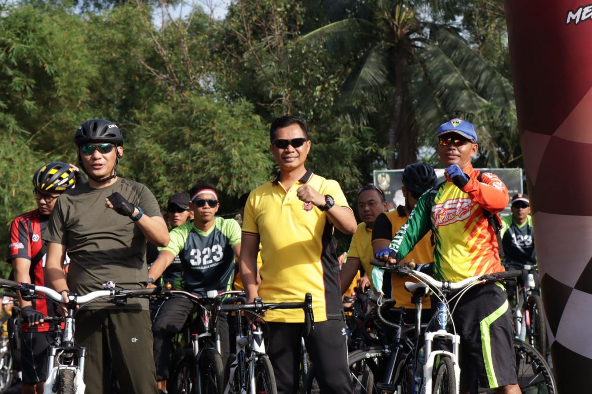 Dengan Gowes Bareng : Polres Banjar Bersama Yonif Raider 323/BP Bersinergi Meriahkan HUT Kemerdekaan RI Ke-77