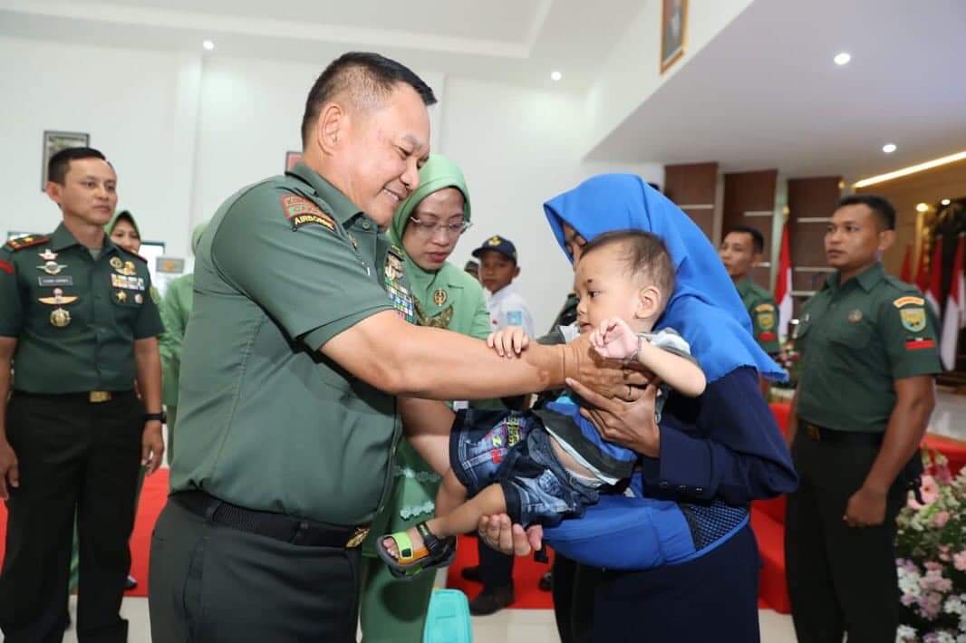 Sambangi Prajurit di Timur Pulau Sumatera, Kasad Beri Bantuan ke 7 Ponpes dan Anak Stunting