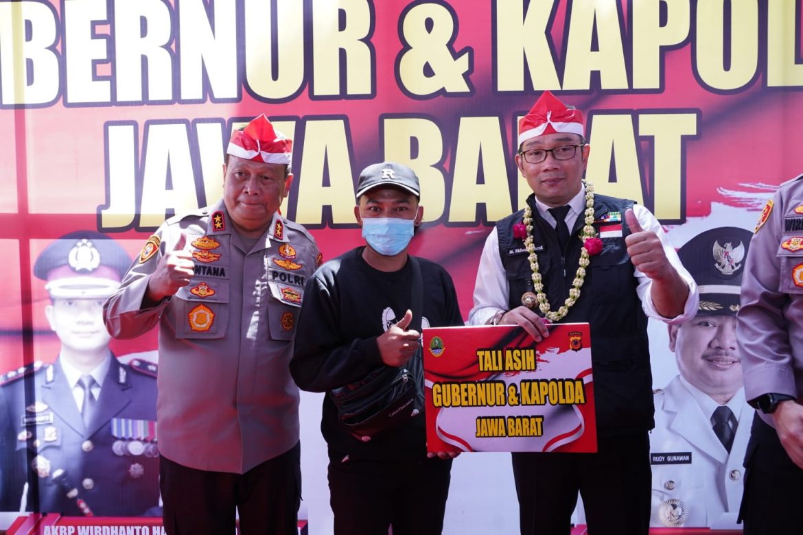 Kapolda Jabar Bersama Gubernur Tinjau Vaksinasi Dan Resmikan Monumen Bendera Merah Putih