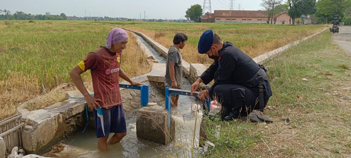 Personil Sat Brimob Polda Jabar Kunjungi Petani Dalam Rangka Ketahanan Pangan Nasional