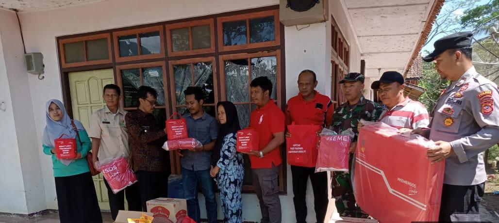 Polisi Hadiri Penyerahan Bantuan Bencana Kepada Korban Di Kabupaten Majalengka