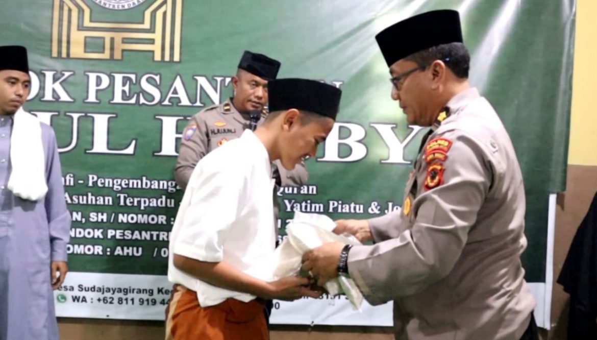 Polisi Santuni Puluhan Anak Yatim Di Yayasan Pondok Pesantren Daarul Hasby
