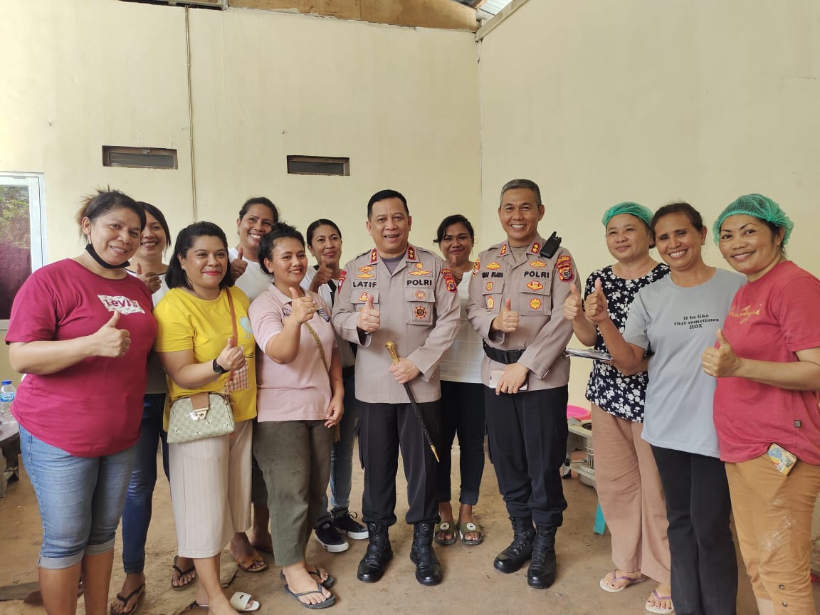Kapolda Maluku Mengunjungi Dapur Umum Bhayangkari Cabang Tanimbar Serta Memberikan Apresiasi