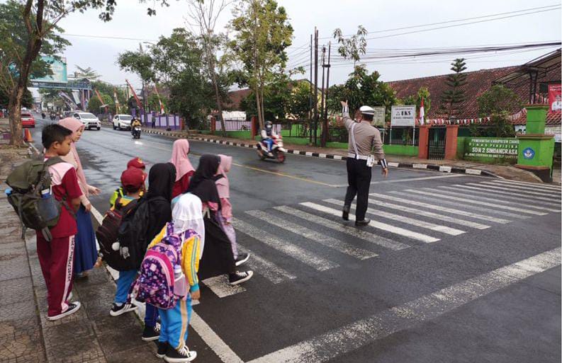 Berikan Pengamanan Kepada Pejalan Kaki : Puluhan Personil Satlantas Polres Ciamis Diturunkan Dititik Rawan Laka Lantas