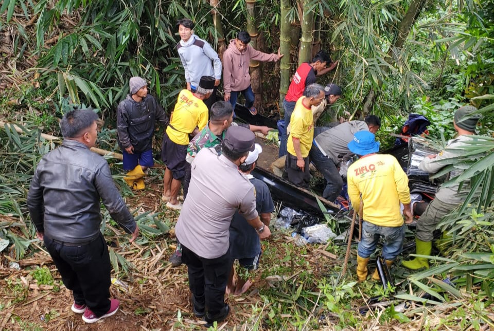 Mobil Pic Up Masuk Jurang : Bawa 17 Orang Penumpang 8 Orang Meninggal Dunia