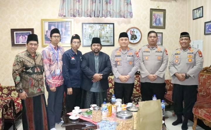 Kapolres Metro Jakarta Barat Kombes Pol Pasma Royce Mengunjungi Ponpes Al Washilah Kembangan Jakarta Barat