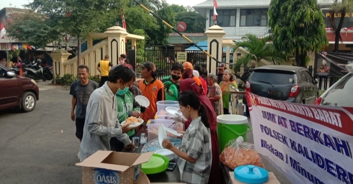 Jumat Berkah, Polsek Kalideres Bagikan 200 Makanan Siap Saji Untuk Masyarakat