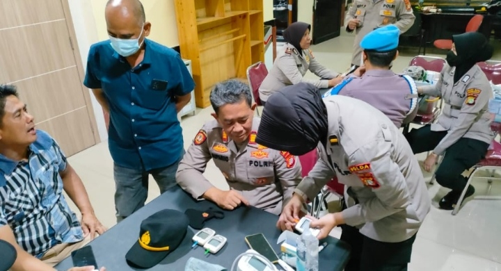 Polres Metro Jakarta Barat Memberikan Pelayanan Kesehatan Kepada Personel Dan Tahanan Polsek Kalideres