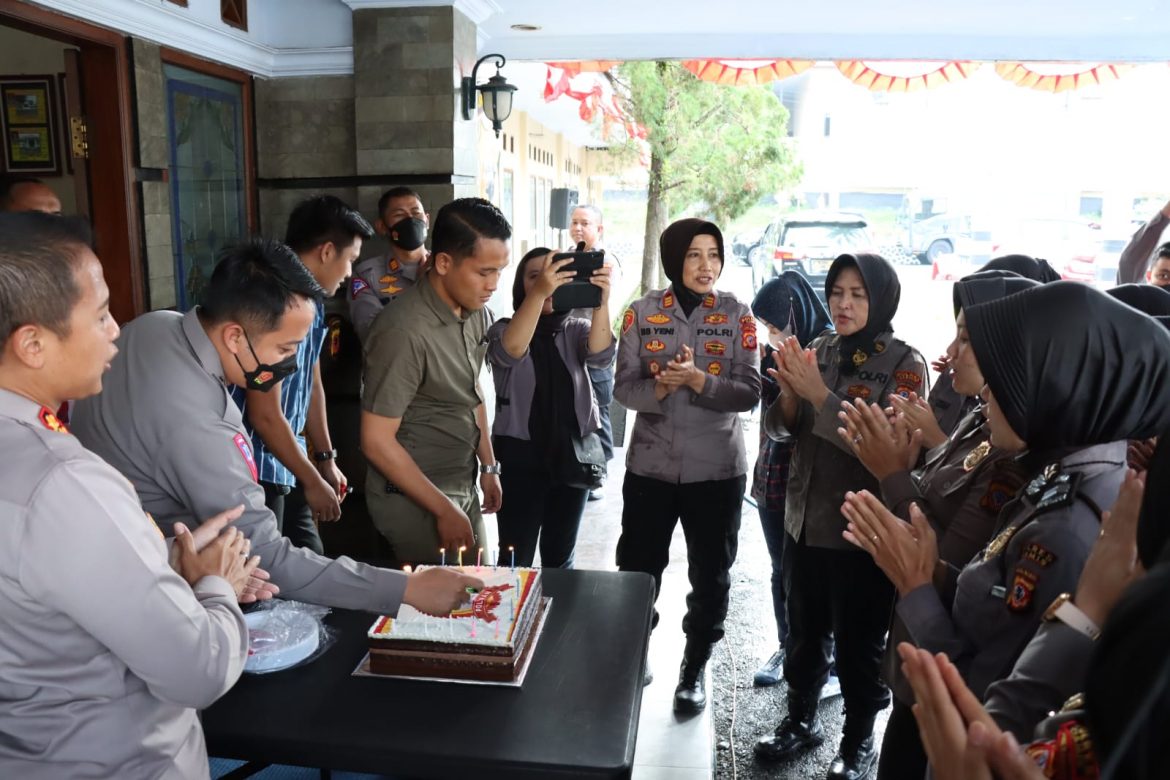 Momentum Hari Polwan Ke – 74 : Kapolres Printahkan Seluruh Polwan Polres Ciamis Berkumpul Dilobi Mako Polres