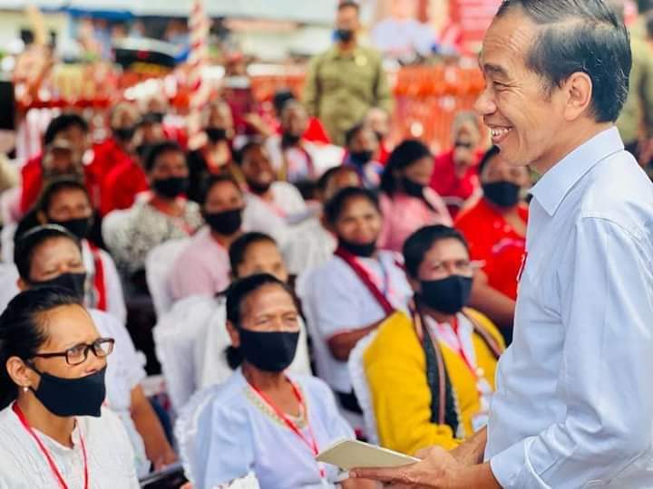 Presiden Mengecek Langsung Penyaluran BLT BBM di Tanimbar