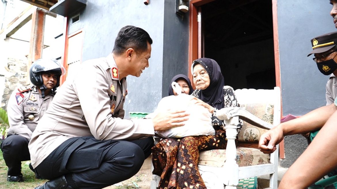 Peduli Sesama, Kapolres Banjar Gunakan Sepeda Motor Bakti Sosial Bagikan Sembako Kepada Kaum Jompo