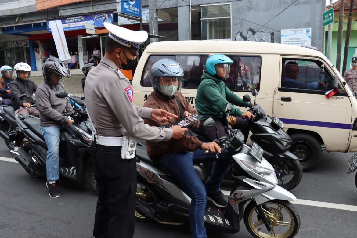 Satlantas Polres Ciamis : Dikmas Lantas Dengan Pemberian Leaflet Imbauan dan Edukasi Budaya Tertib Berlalu Lintas