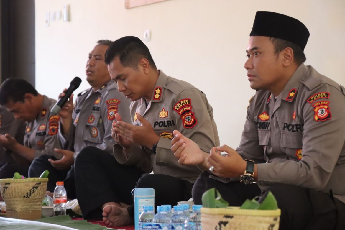 Diiringi Musik Etnik, Kapolres Banjar Bersama Personel Ngaliwet Bareng
