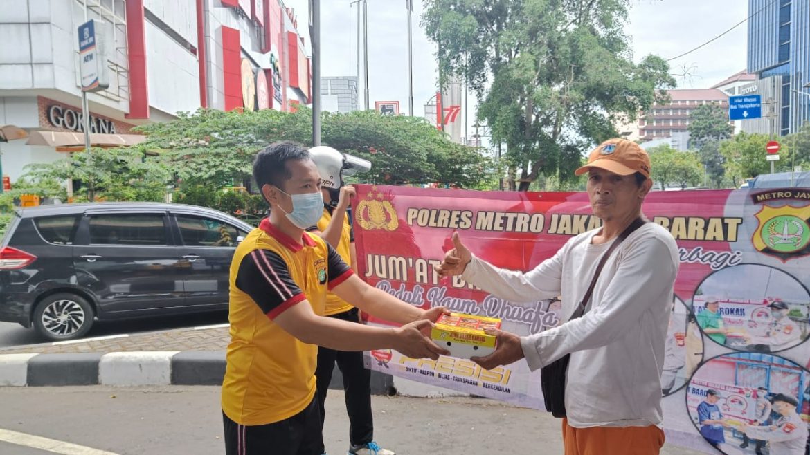 Polres Metro Membagikan Makanan Siap Saji Kepada Masyarakat Melalui Bag Sdm Di Kawasan Slipi Jakarta Barat