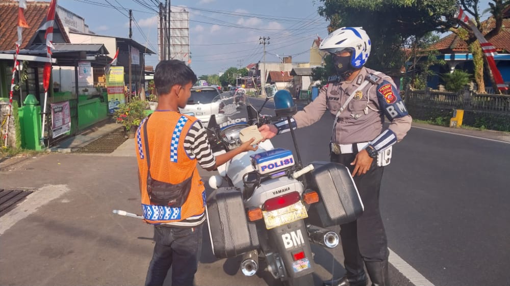 Bentuk Syukur dan Kepedulian Kepada Sesama, Secara Mobile Anggota Satlantas Polres Ciamis Berbagi Rezeki