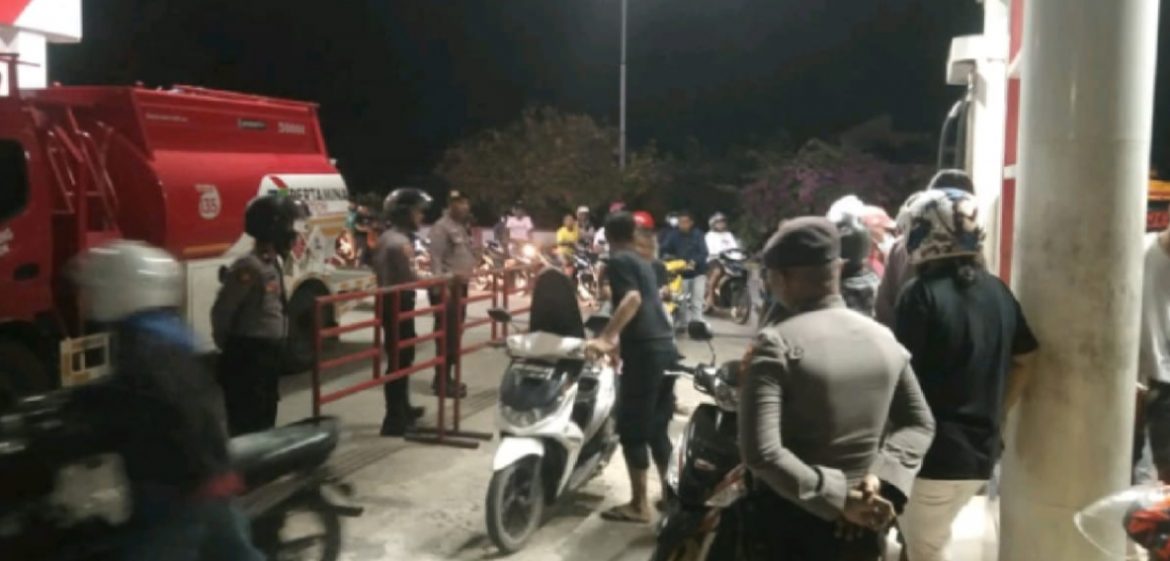 Personil Polres Tanimbar Monitoring Dan Pengamanan SPBU Terkait Kenaikan BBM